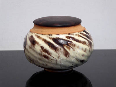 今古釉達摩形茶器　利茶土ミルグリム 作 Konko-yuu Datsuma-gata Chaki / Konko Glaze Abacus bead-shaped Tea Container lid- ShimaKokutan / Striped Ebony wood lid