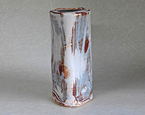 絵志野三角旅枕花入　利茶土ミルグリム 作 E-Shino Sankaku Tabimakura Hanaire (Painted Shino Triangular Vase)